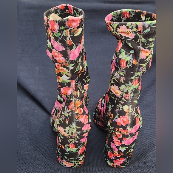 Steve Madden Lombard Sock Bootie w/pointed toe & 4" covered heel Size 5.5M - Picture 3 of 7